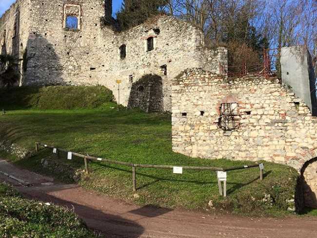 Arona foto della Rocca Borromea