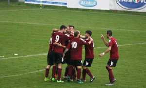 Borgosesia calcio abbracci