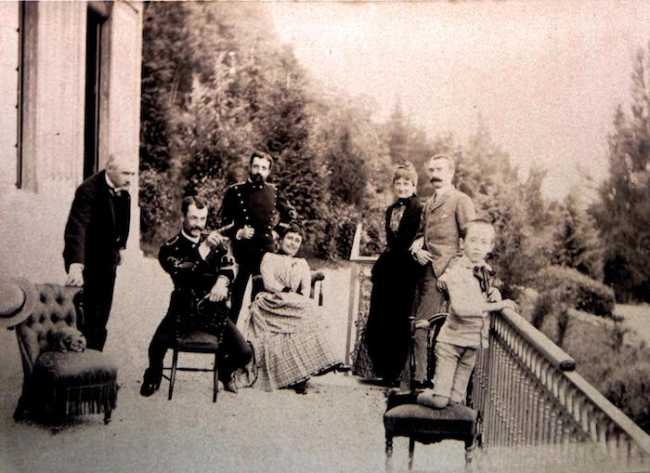 Famiglia Faraggiana davanti al Museo Meina