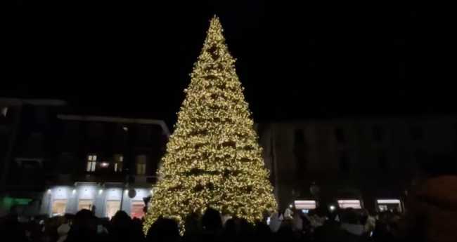 arona acceso albero di Natale