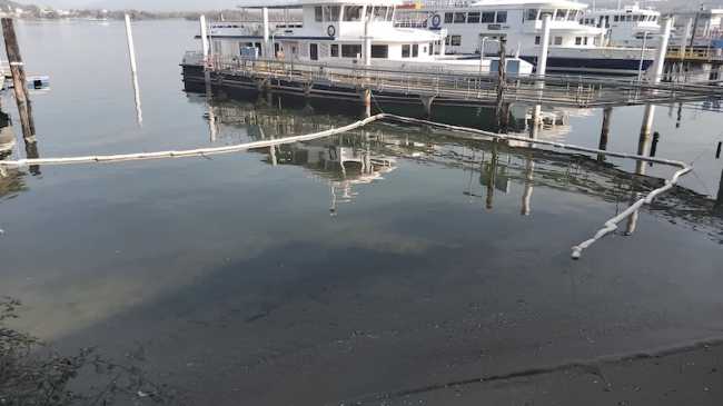 arona lago chiazze oleose