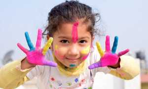 bambina gioco mani colori