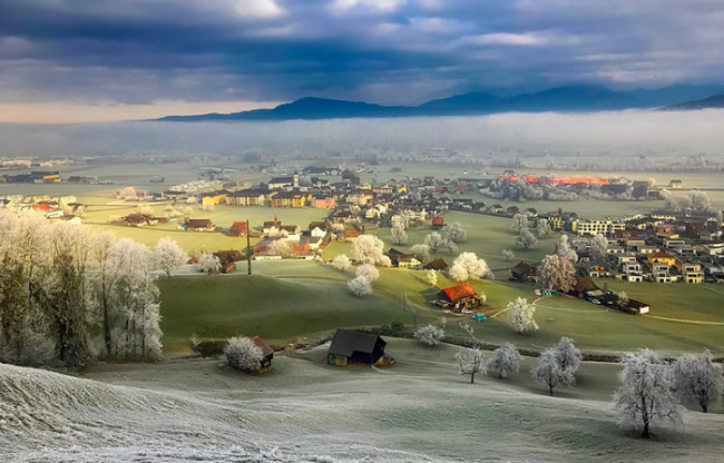 brina paese montagna alba