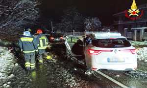 caduta albero auto strada notte vvf