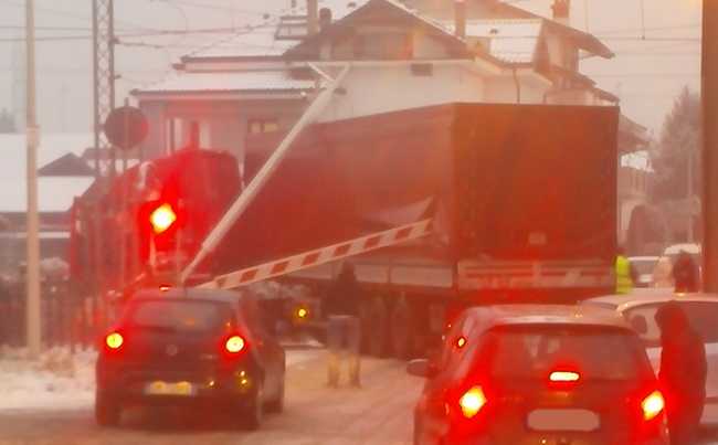 camion incastrato binari