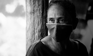 covid anziana donna mascherina bn