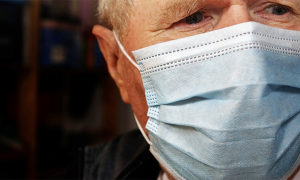 covid anziano maschera sguardo