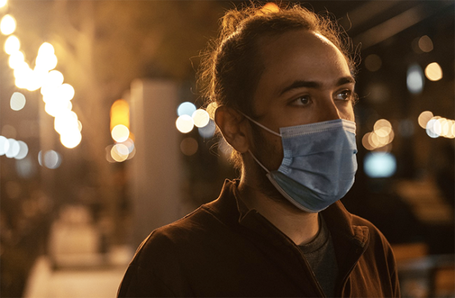 covid notte uomo mascherina