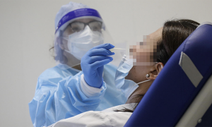 covid tampone sdraiata