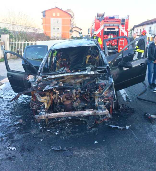 incendio auto dormelletto frontale