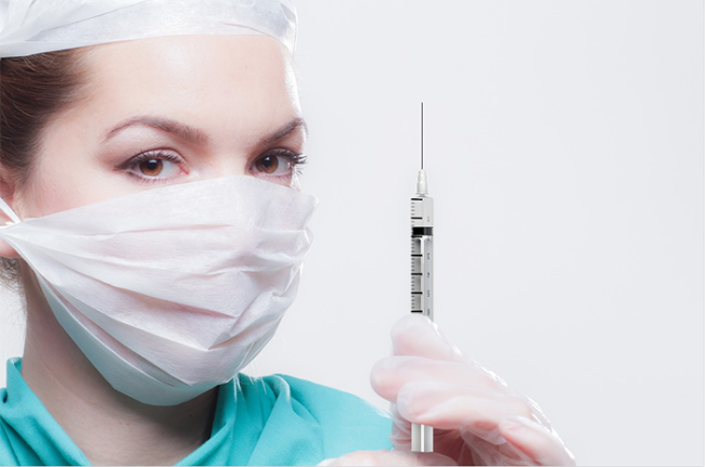 infermiera covid siringa puntura