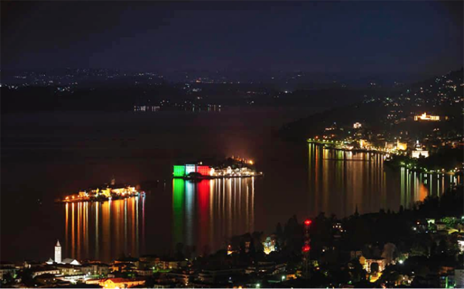 lago isole notte tricolore