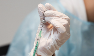 mano guamto covid siringa