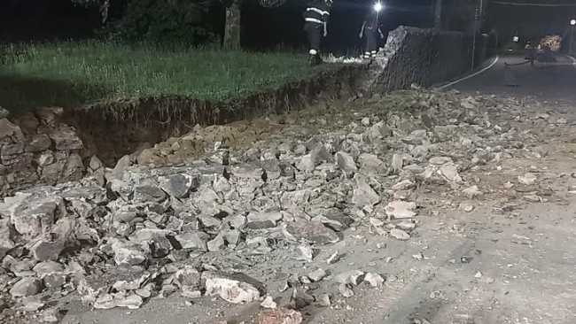 oleggio castello crollo muro