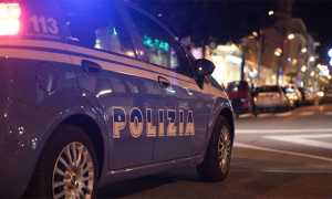 polizia auto notte scritta strada