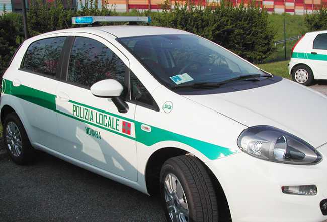polizia locare novara auto fianco