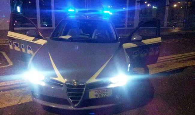 polizia notte auto lampeggianti