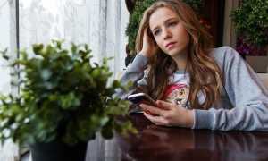 smartphone ragazza pensierosa