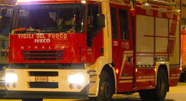 vigili fuoco autopompa notte