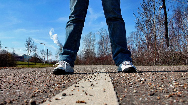 sidewalk 657906 640