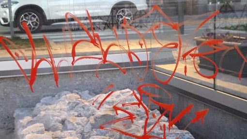 scritte plexligas mura