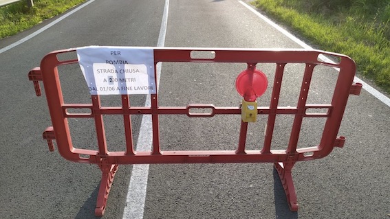 pombia cartello strada chiusa