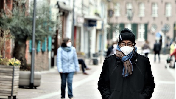 gente strada mascherina