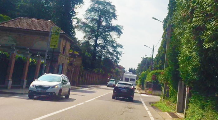 Auto si schianta contro il muro di recinzione di una casa. Alla guida un 80enne