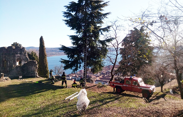 Calata della Befana dalla Rocca Borromea, tutto pronto grazie ai Vigili del Fuoco