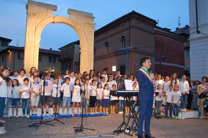 Sotto l’arco di Palmira, l’esibizione del coro dell’istituto “Giovanni XXIII”. Fotogallery