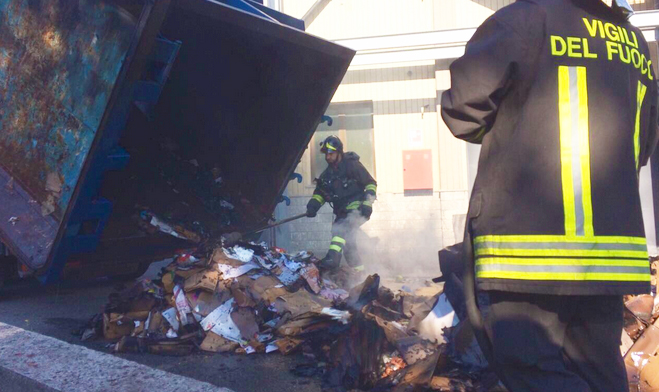 Arona: incendio ad un compattatore di carta