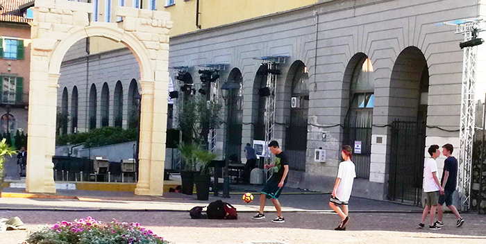 Gol nell'Arco di Palmira. Piazza San Graziano ancora trasformata in campo di calcio