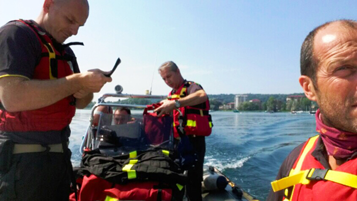 Boa pericolosa in mezzo al lago: intervengono i vigili del fuoco