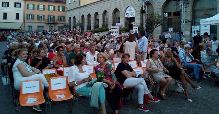 Bagno di folla per Vittorio Sgarbi ad Arona. Fotogallery