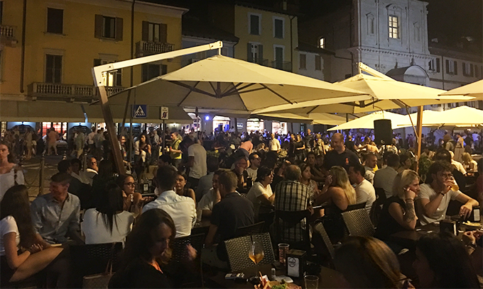 Tanta gente ad Arona per la lunga notte, oggi il bis – video e fotogallery