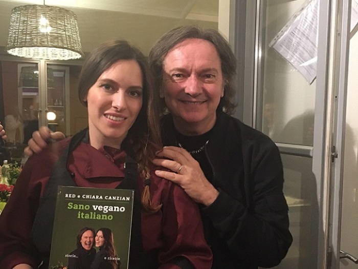 La cucina vegana raccontata dall’ex vocalist dei Pooh con la figlia Chiara. Fotogallery