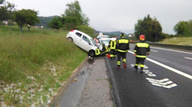 Auto fuori strada sulla A26