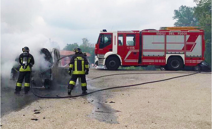 Brucia completamente un furgone, intervento dei Vigili del fuoco