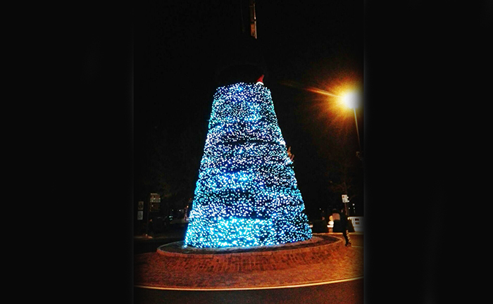 Tutto pronto per l'accensione dell'albero di Natale di Arona