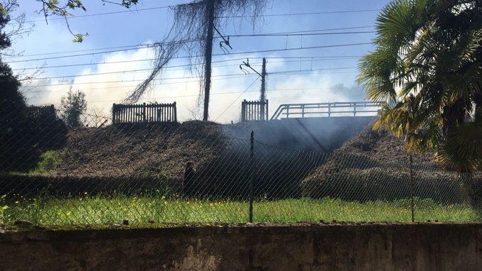 Sterpaglie in fiamme nel giardino di una villa