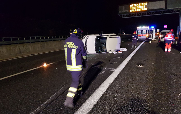 Auto si cappotta in autostrada prima del casello di Arona