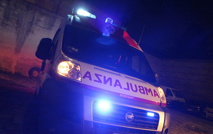 Fermo in autostrada con auto in panne è travolto da un automobilista. E' gravissimo