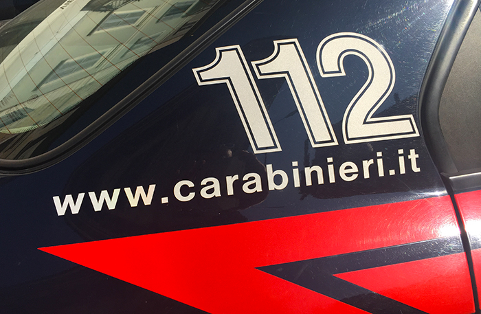 I rapinatori in suv tornano armati e fuggono di nuovo speronando i carabinieri