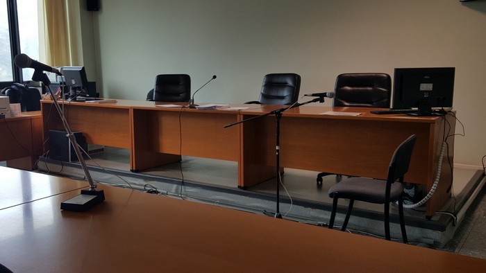 Mani giunti all'inguine: "riprendi questo". Ma non furono atti osceni
