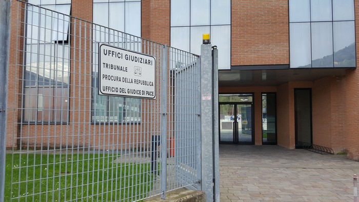 In due spaccarono il volto a un minorenne, ventenne a processo