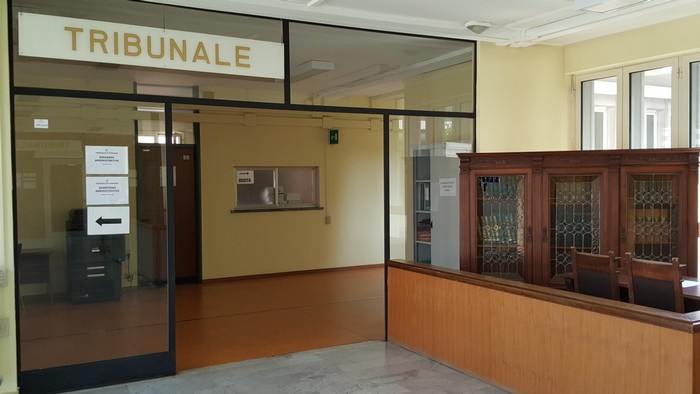 Blitz e spaccate a colpi di ascia, mazza e furgone: condannato a tre anni