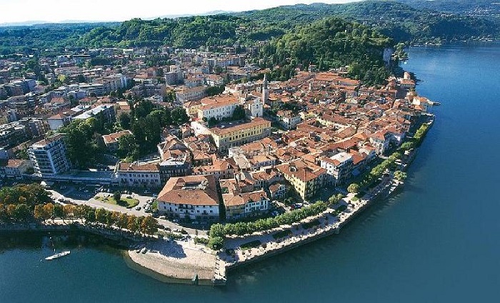 Arona: il destino dei poster in tela non è segnato. Il sindaco: “Ci penseremo”