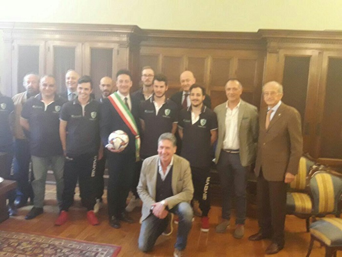 Il sindaco Gusmeroli premia l’Arona Calcio promossa in Eccellenza