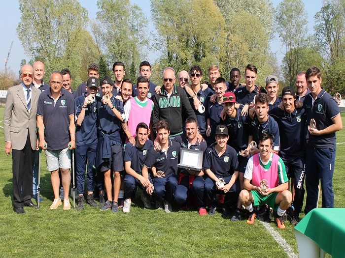 Juniores regionale Arona Calcio: premiati e festeggiati i 23 ragazzi con tutto lo staff