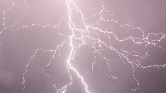 Maltempo: black-out, piante cadute e problemi telefonici nell'Ovest Ticino